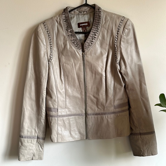 Beautiful leather jacket - Picture 1 of 5